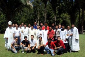 Ao final do retiro, os seminaristas do Tocantins posam para foto com Dom Romualdo e as lideranças da RCC.