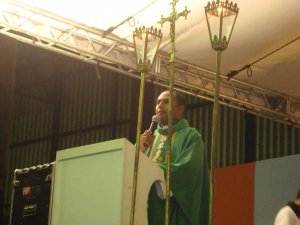 Pe Edson, de Araguatins, celebreou a missa de abertura.
