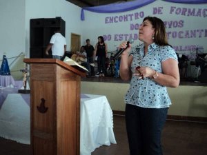 Janeth Vaz, na primeira pregação do Encontro, ao falar sobre a importãncia da participação frequente no Grupo de Oração.